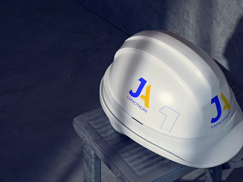 Capacete de segurança branco com a marca da JA Capacitação